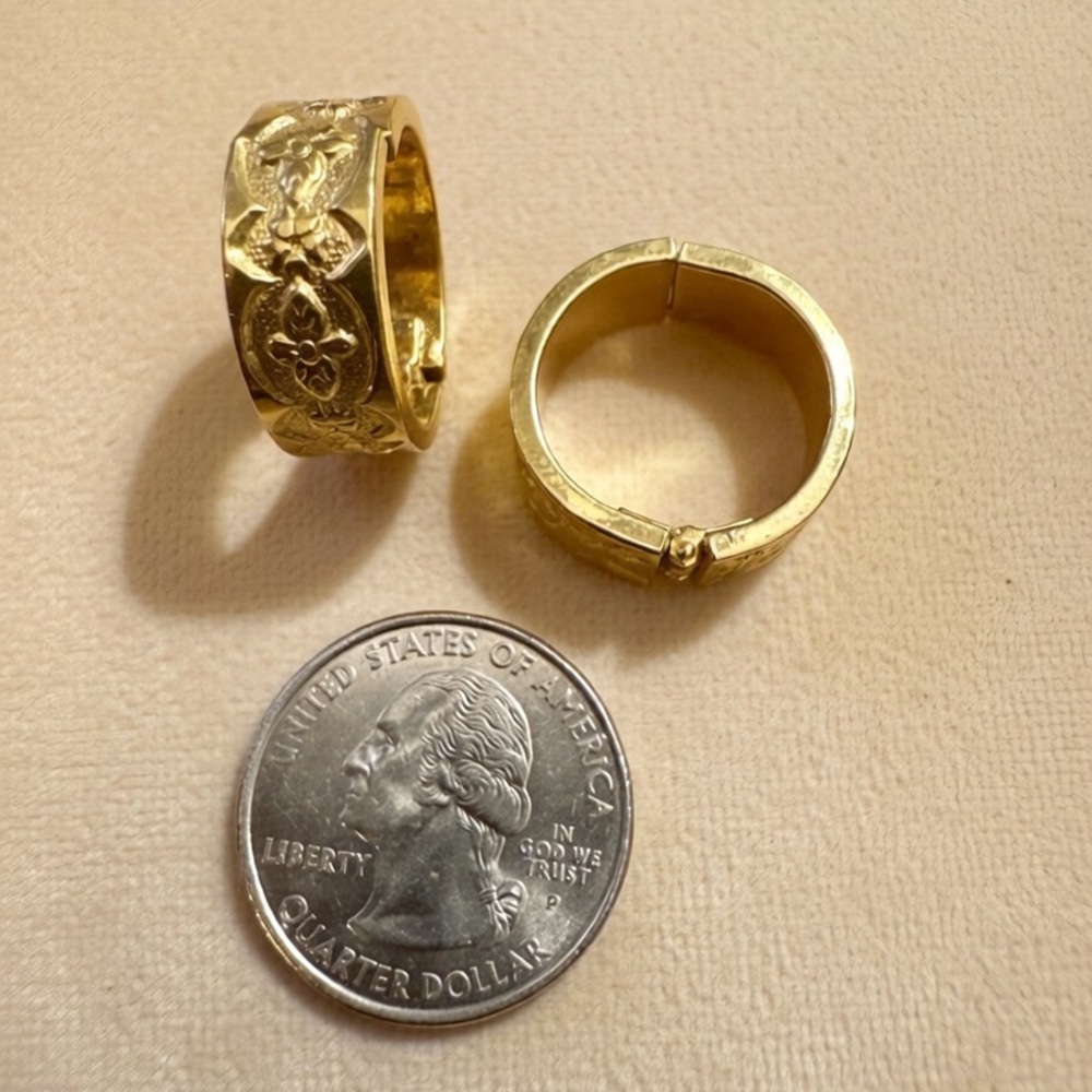 Vintage Gold Tone Intricated Design Small Hoop Clip on Earrings - Picture 2 of 2